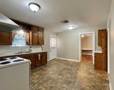 718 E Wilkins Street - Photo Thumbnail 3