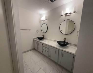 7402 Wood Bluff Boulevard - Photo Thumbnail 15