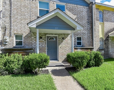 207 Granberry Street - Photo Thumbnail 2