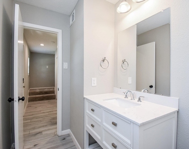 207 Granberry Street - Photo Thumbnail 8