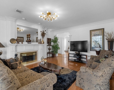 4410 Heatherwilde Street - Photo Thumbnail 9