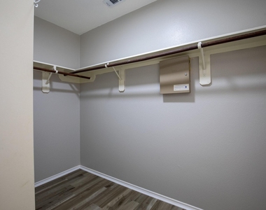 718 Remwick Drive - Photo Thumbnail 12