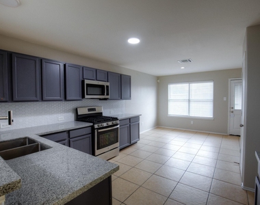 718 Remwick Drive - Photo Thumbnail 7