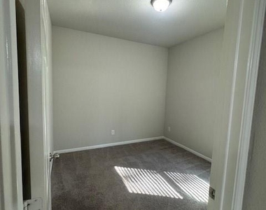 169 Camelot Place Court - Photo Thumbnail 15