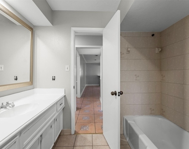 8102 Renmark Lane - Photo Thumbnail 18