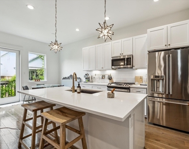 810 E 39th Street - Photo Thumbnail 2