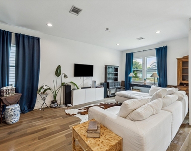 810 E 39th Street - Photo Thumbnail 4