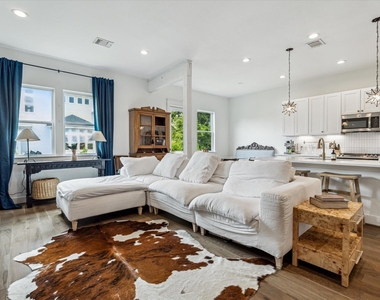 810 E 39th Street - Photo Thumbnail 3