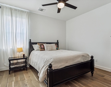 810 E 39th Street - Photo Thumbnail 10