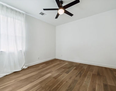 810 E 39th Street - Photo Thumbnail 12