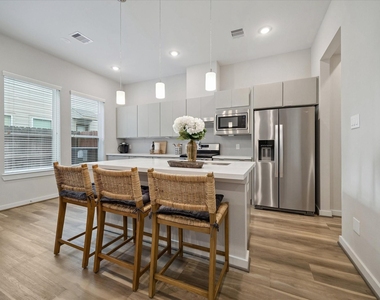 606 Thornton Road - Photo Thumbnail 3