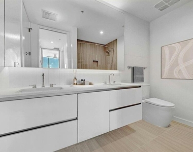 313 W 17th Street - Photo Thumbnail 4