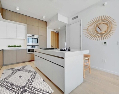 313 W 17th Street - Photo Thumbnail 16