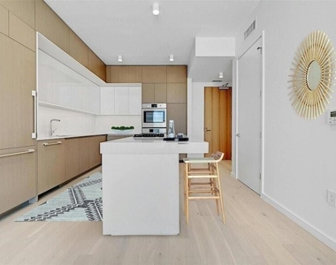 313 W 17th Street - Photo Thumbnail 11