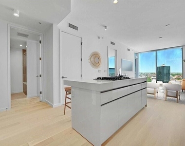 313 W 17th Street - Photo Thumbnail 20