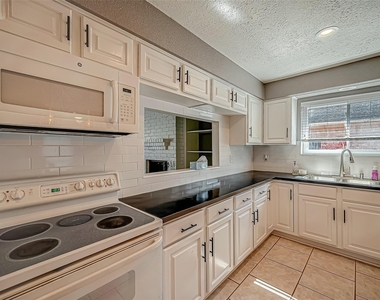 2607 Plymouth Rock Drive - Photo Thumbnail 11