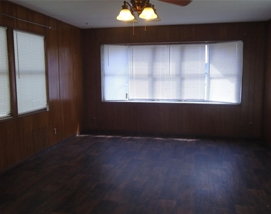 106 Gossett Street - Photo Thumbnail 4