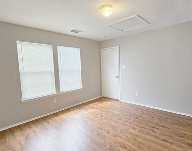 1707 Nichole Woods Drive - Photo Thumbnail 7