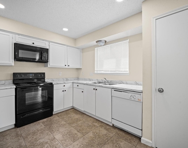 10011 Spring Place Drive - Photo Thumbnail 7