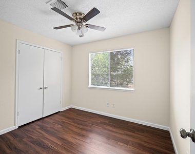 10011 Spring Place Drive - Photo Thumbnail 15