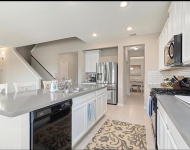 17639 Cypress Hilltop Way - Photo Thumbnail 12