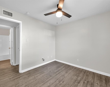 900 Holly Drive - Photo Thumbnail 7