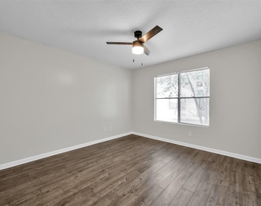 900 Holly Drive - Photo Thumbnail 8