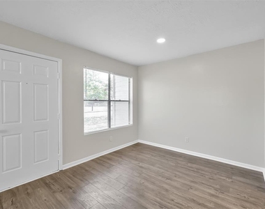 900 Holly Drive - Photo Thumbnail 2