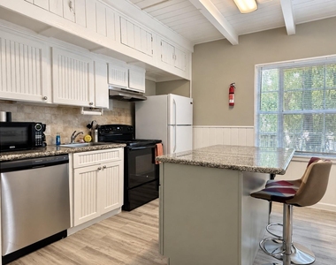 2347 Sheridan Street - Photo Thumbnail 6