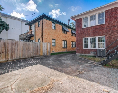 512 W Pierce Street - Photo Thumbnail 2
