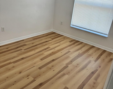 341 Mercury Avenue Se - Photo Thumbnail 3