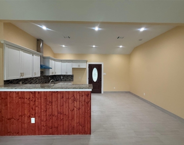 903 Harris Avenue - Photo Thumbnail 3
