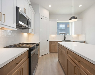 7807 Amelia Road - Photo Thumbnail 9