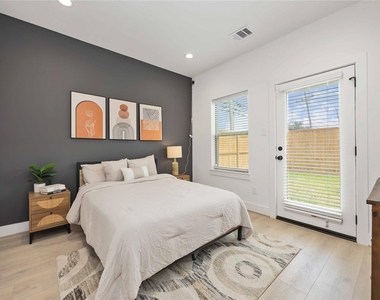 7807 Amelia Road - Photo Thumbnail 18