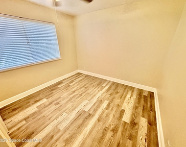 7 Oak Street - Photo Thumbnail 7