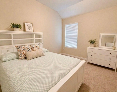 3670 Sumner Lodge Drive - Photo Thumbnail 6