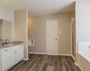 31518 Kingston Village Drive - Photo Thumbnail 10