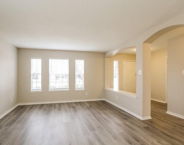 31518 Kingston Village Drive - Photo Thumbnail 6