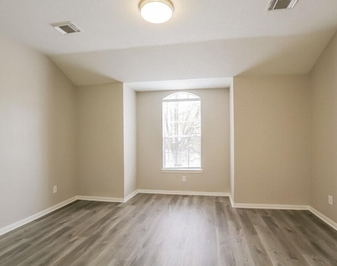 31518 Kingston Village Drive - Photo Thumbnail 7