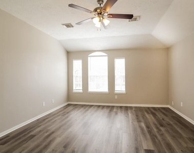 31518 Kingston Village Drive - Photo Thumbnail 8