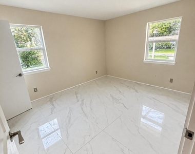 513 W Texas Street - Photo Thumbnail 3