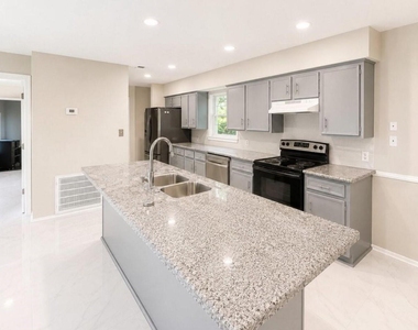 513 W Texas Street - Photo Thumbnail 2