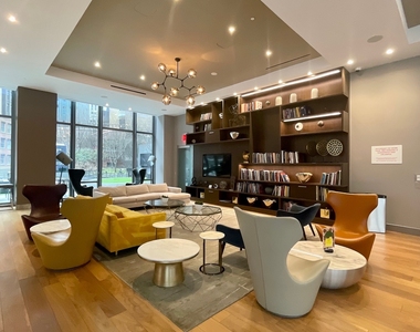 East 44th Street - Photo Thumbnail 13