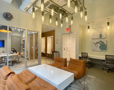 East 44th Street - Photo Thumbnail 14