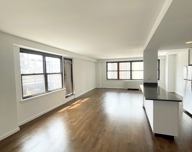 E 82 St - Photo Thumbnail 5