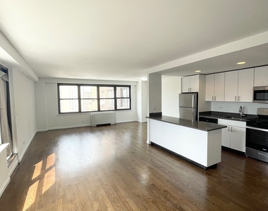 E 82 St - Photo Thumbnail 6