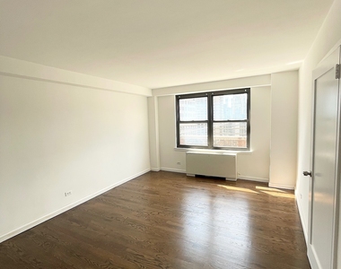 E 82 St - Photo Thumbnail 7