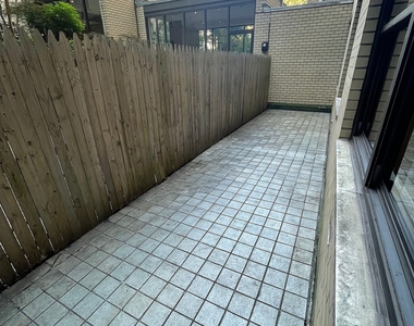 East 49 Street - Photo Thumbnail 7