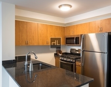 West 38 Street - Photo Thumbnail 3