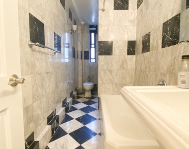 East 56 Street - Photo Thumbnail 3